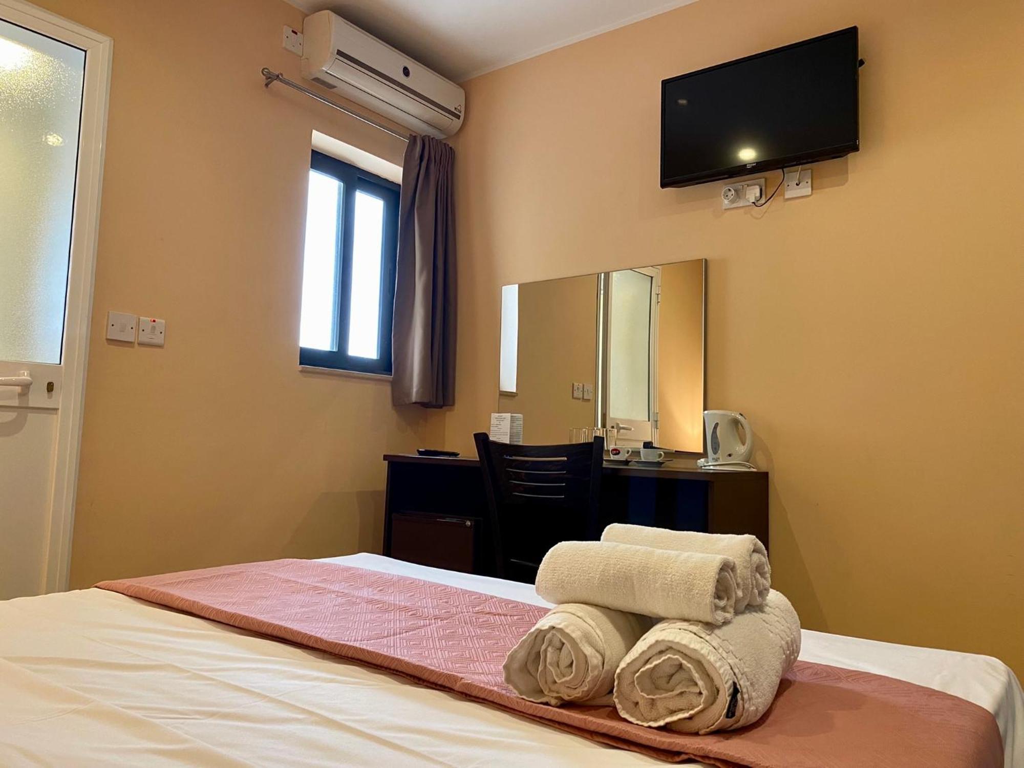 Отель Malta Paradise Central Accomodation Сент Джулианс Экстерьер фото