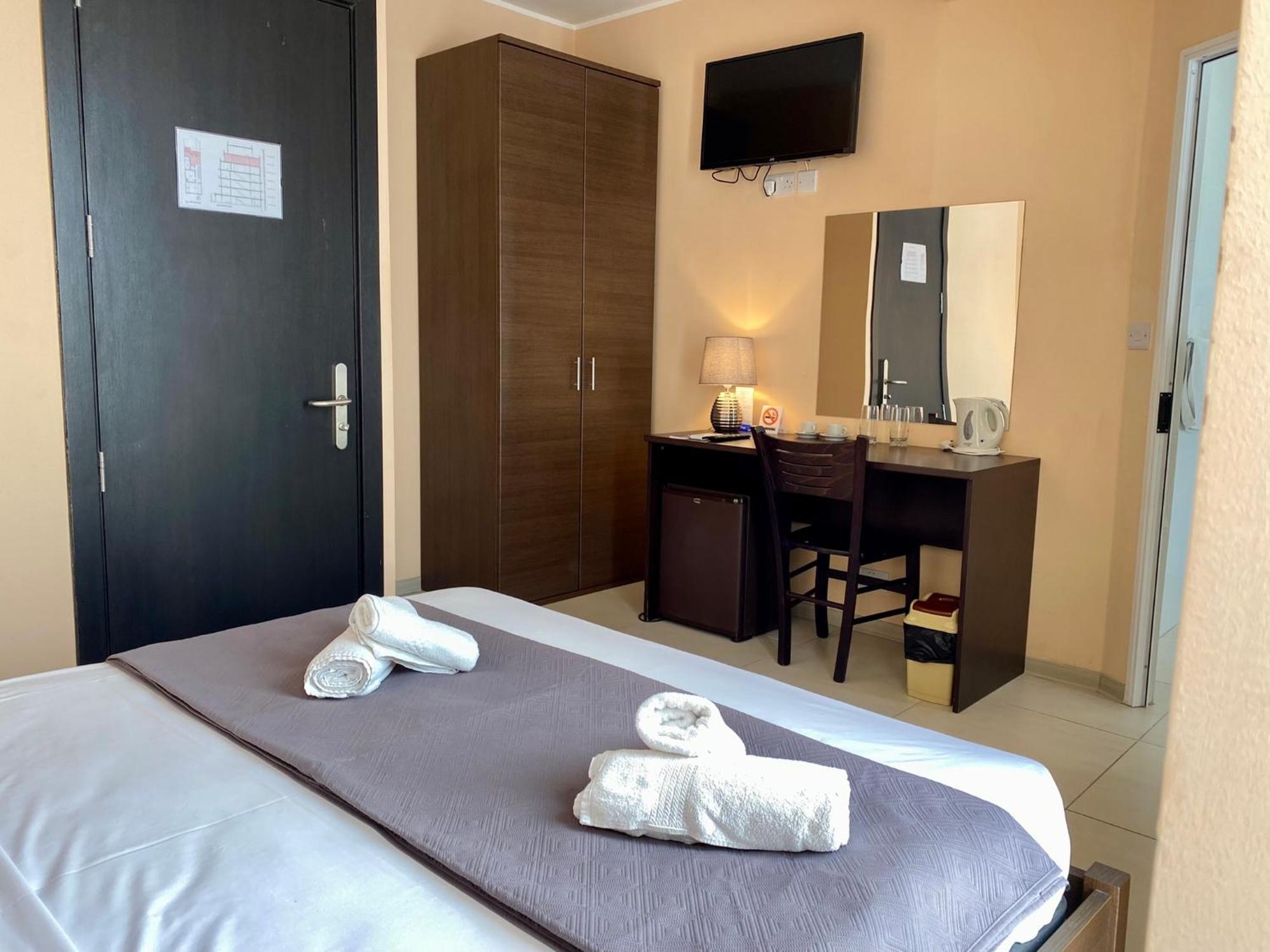 Отель Malta Paradise Central Accomodation Сент Джулианс Экстерьер фото