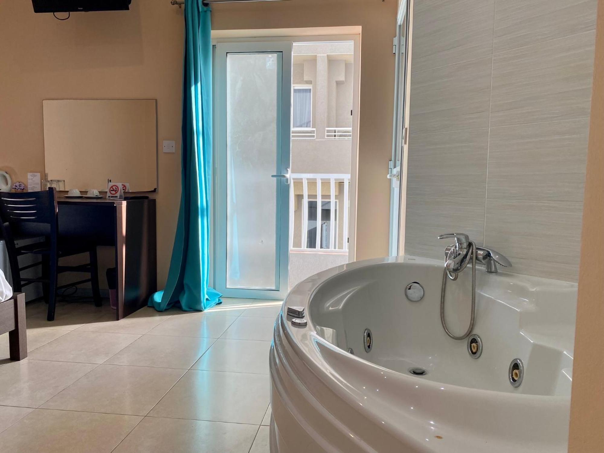 Отель Malta Paradise Central Accomodation Сент Джулианс Экстерьер фото