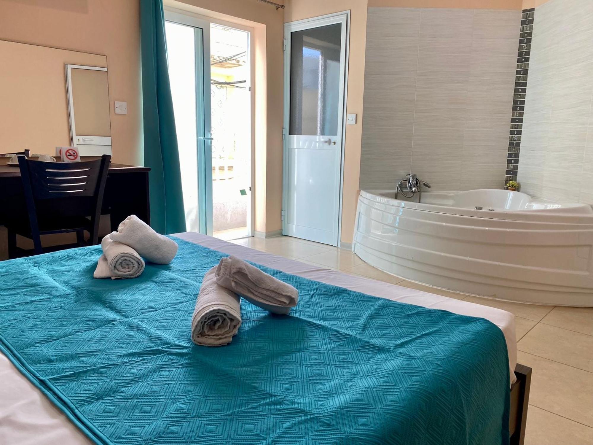 Отель Malta Paradise Central Accomodation Сент Джулианс Экстерьер фото